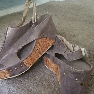 gray/ champagne wedge